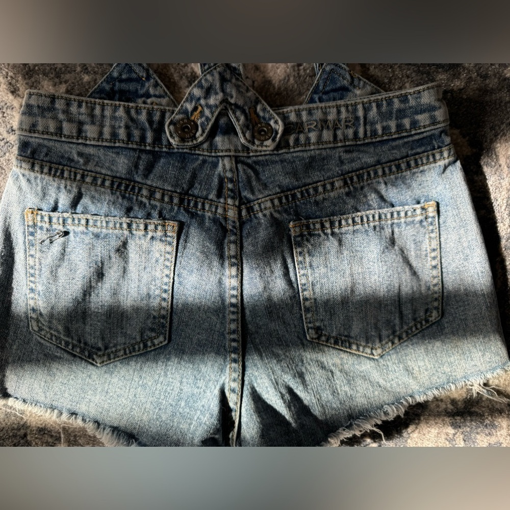 2 in 1 Convertible Removable Overall Shortall
Carmar Denim Short Distressed - Picture 7 of 9